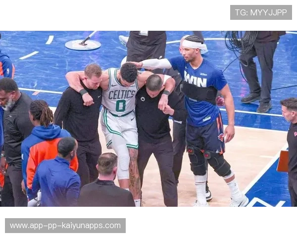 球员精准助攻撕裂对手防线